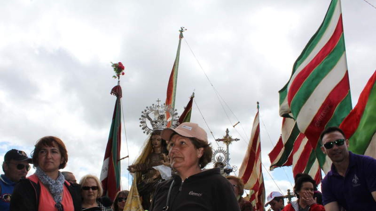 Los pendones hacen un pasillo para abrazar las tallas y las cruces de ocho pueblos de la comarca. A. VALENCIA