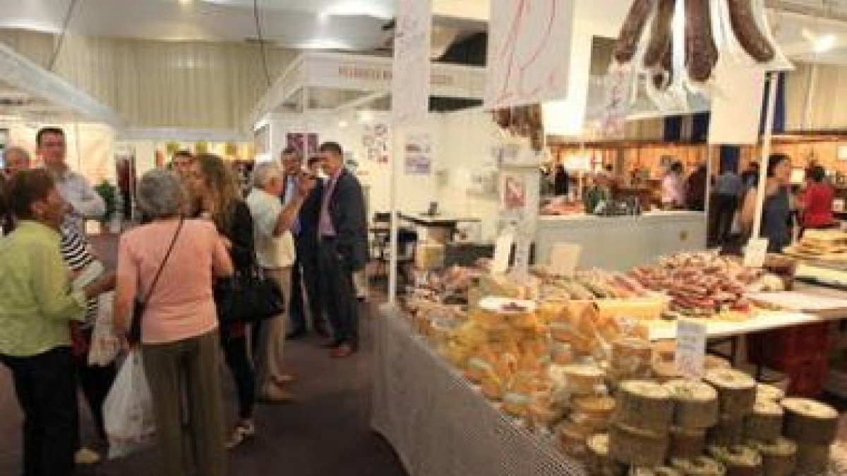 La feria de muestras ofrece una amplia variedad de productos alimenticios.
