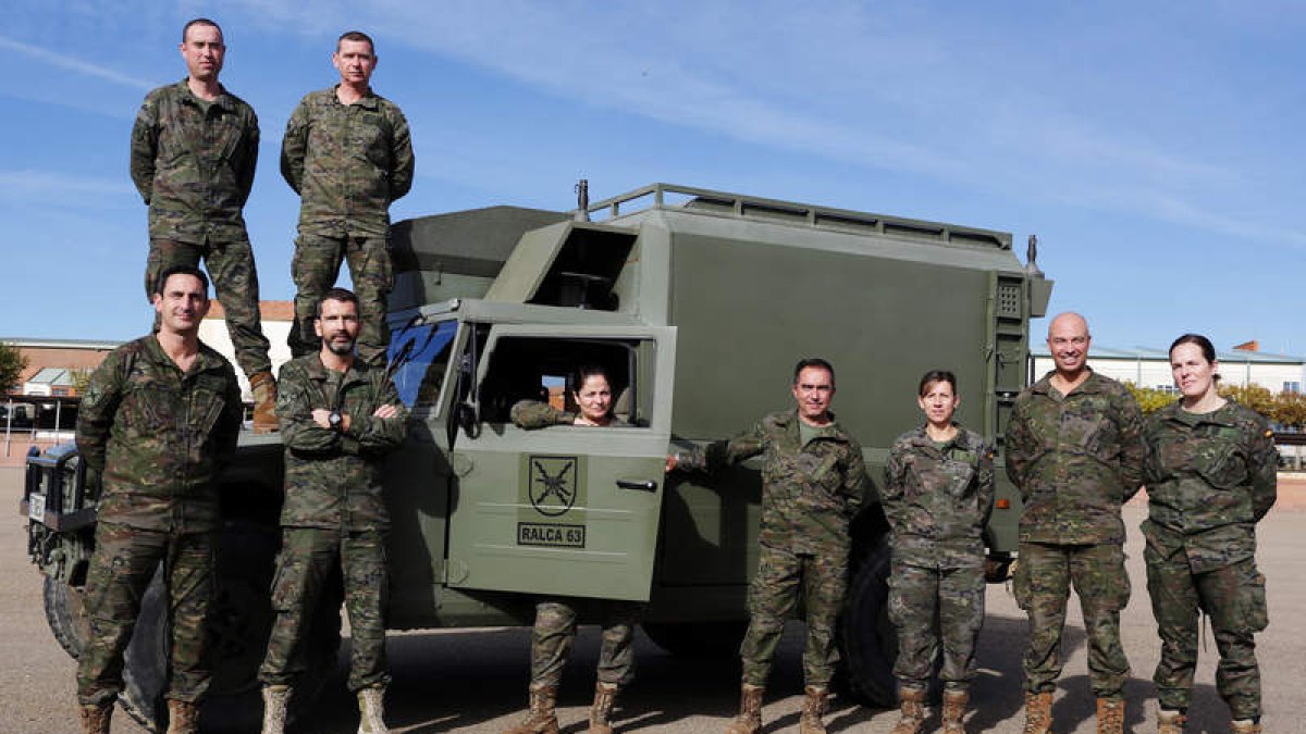 Imagen de los nueve militares en la Base de Conde Gazola, en Ferral del Bernesga. SECUNDINO PÉREZ