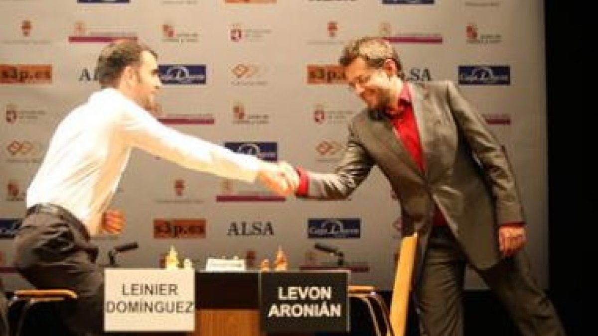 El cubano Leinier y el armenio Aronián se estrechan la mano antes de comenzar la partida.