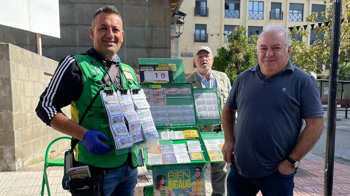 El agente que entregó los premios con dos clientes. M. Á. CEBRONES