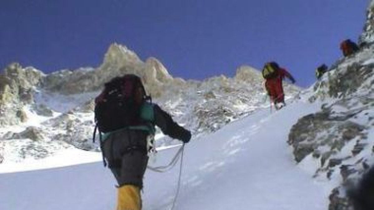 Los españoles ascendiendo el pico Principal del Broad Peak.