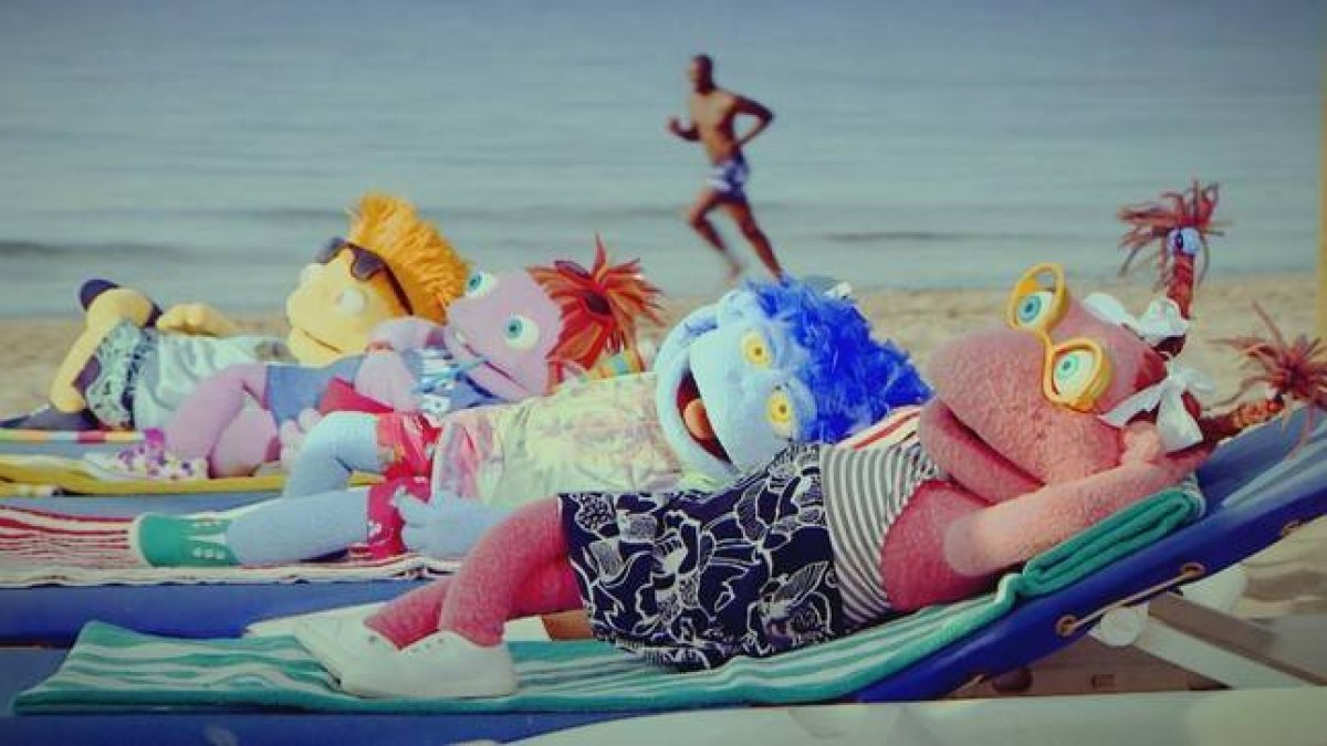 Los Lunnis, en el videoclip de 'Conecta Clan'.