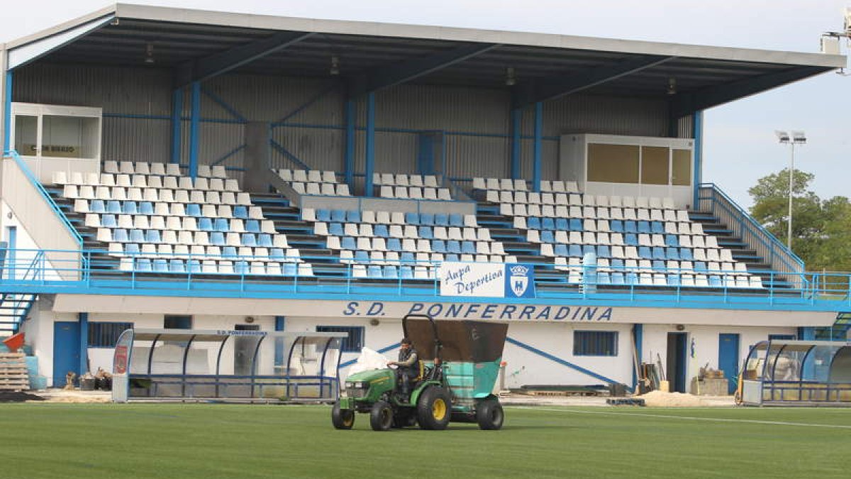 El campo de Compostilla recibía ayer los últimos retoques antes de que hoy sea el gran protagonista del deporte en Ponferrada.