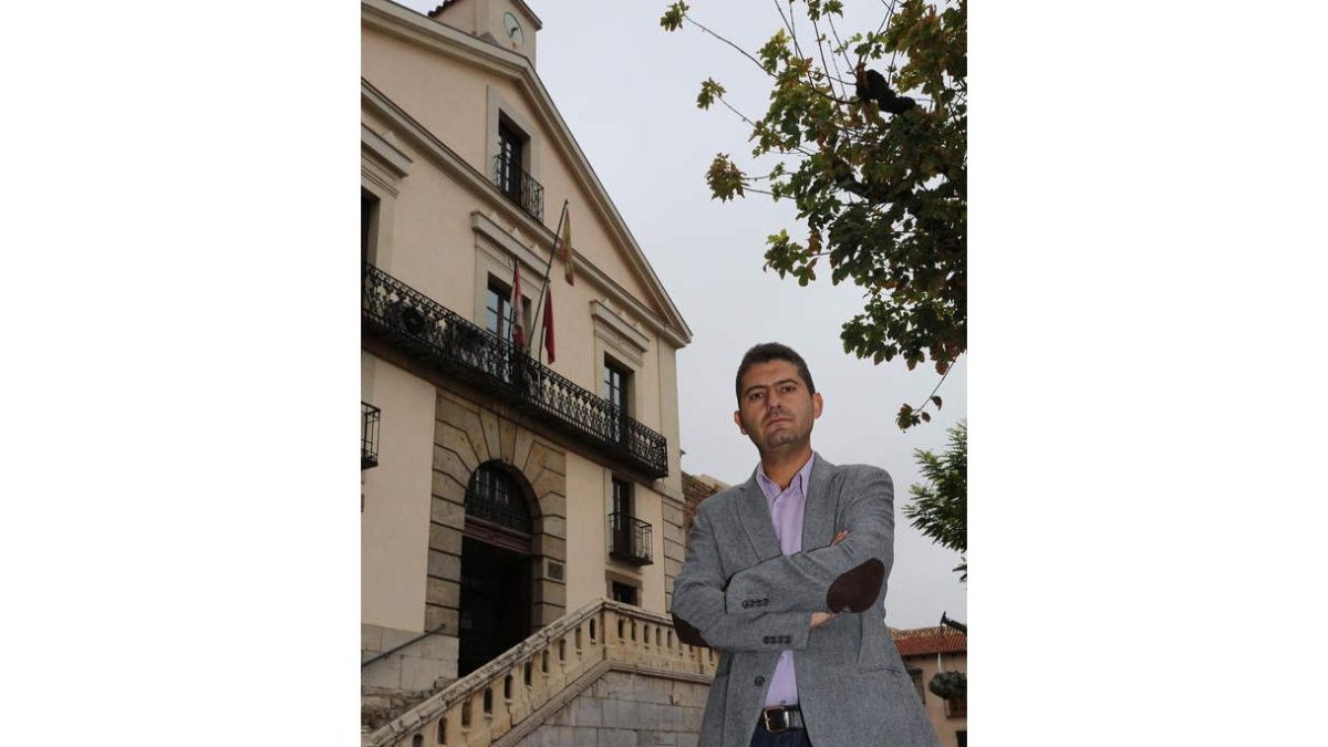 El periodista y escritor Carlos J. Domínguez, autor de la investigación sonbre Marcelino de la Parra, junto al Archivo Histórico Provincial de León.