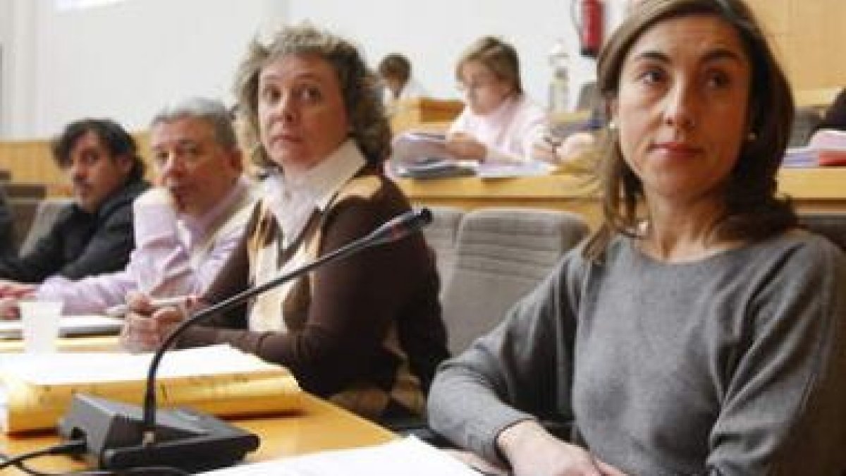 Los ediles del PP Jesús García, Elisardo Crespo, Aurora Baza y la portavoz Isabel Fernández.