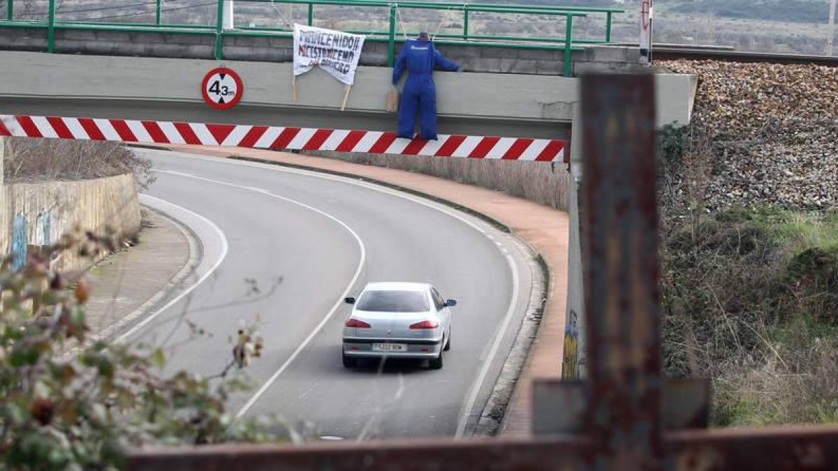 Una pancarta reivindicativa fue colocada el miércoles en la carretera de Molina.
