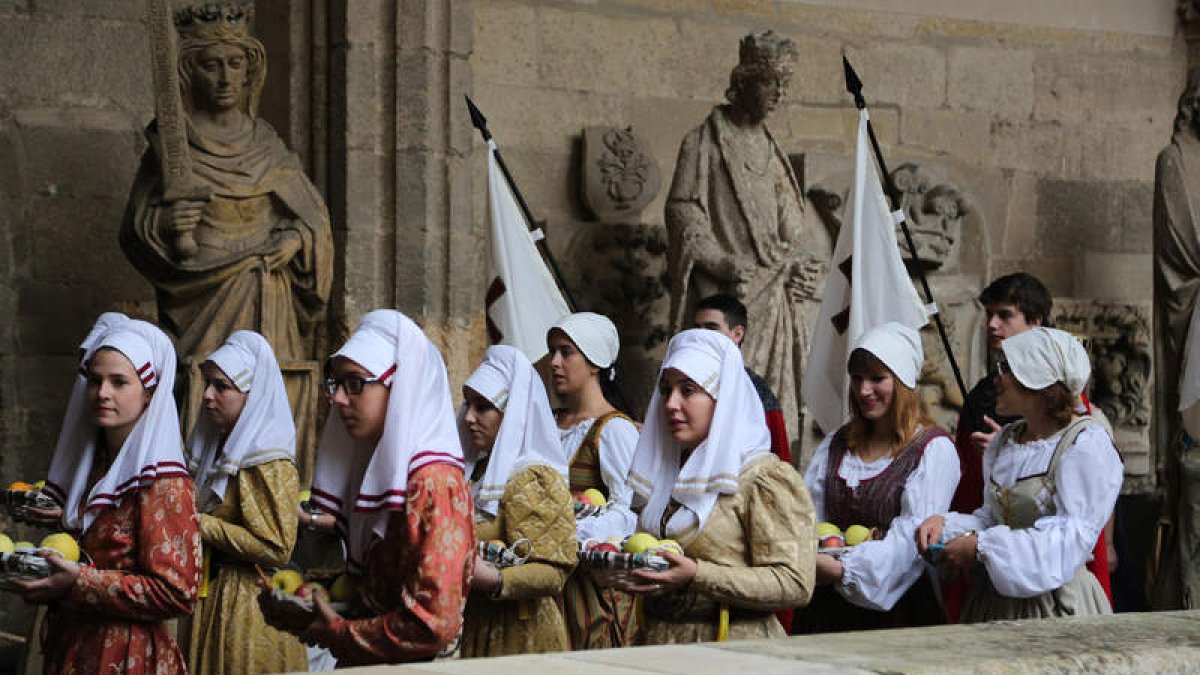 Desde los lejanos tiempos del rey Mauregato, los reyes cristianos cumplían con el tributo de las cien doncellas. SECUNDINO PÉREZ