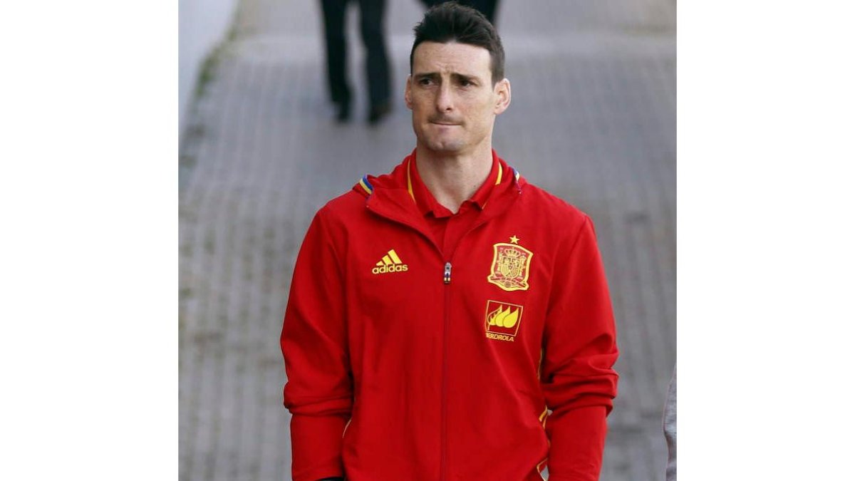 Aduriz, ya en la concentración de la selección española, antes de comparecer ante los medios. PACO CAMPOS