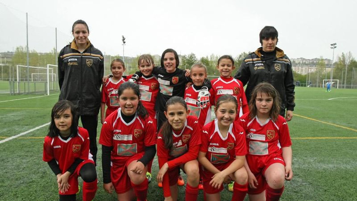 Las integrantes del equipo Ponferrada Femenino, participante en la categoría benjamín de la 2ª división provincial de León, formando momentos antes de uno de sus partidos