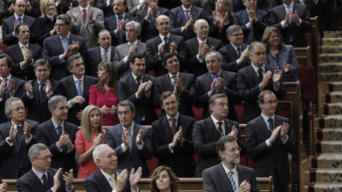 Rajoy, los ministros y su grupo parlamentario aplauden a los reyes y a los príncipes de Asturias.
