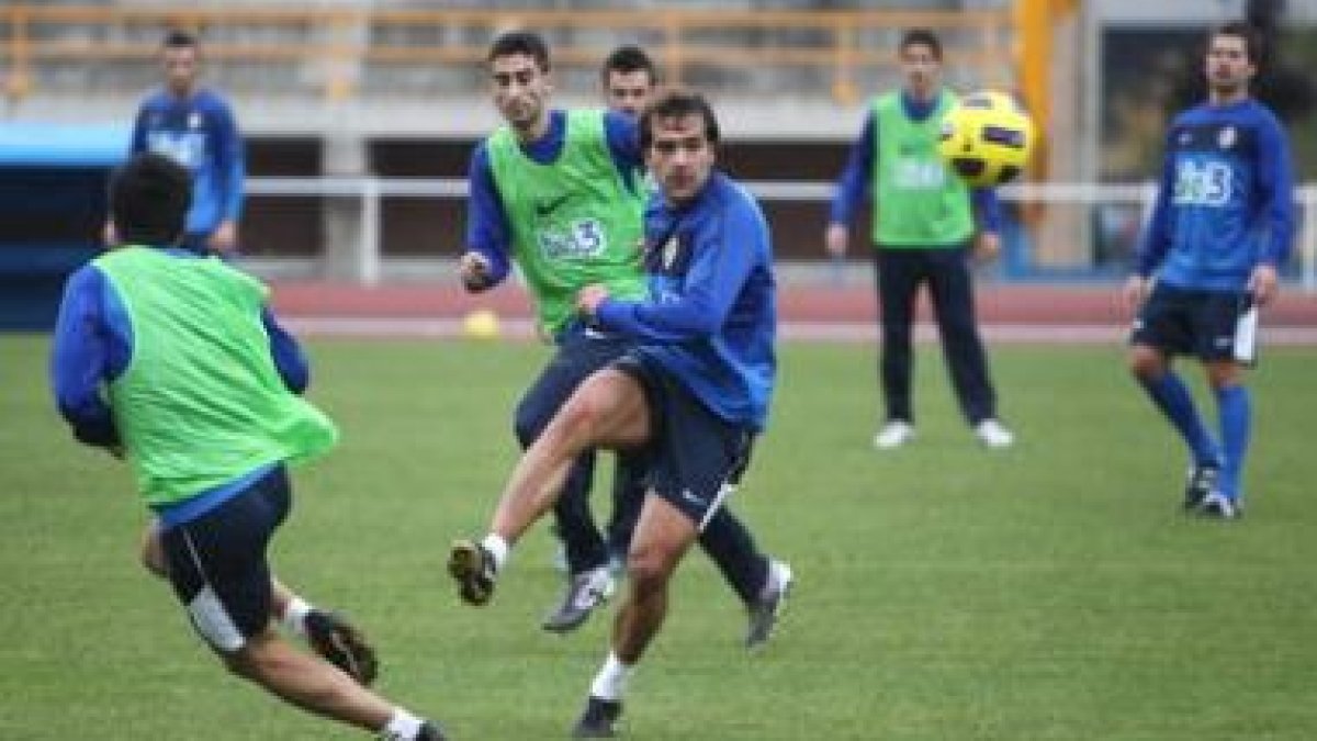 Gaizka Saizar podrá jugar el viernes ante el Cartagena después de cumplir un partido de sanción.