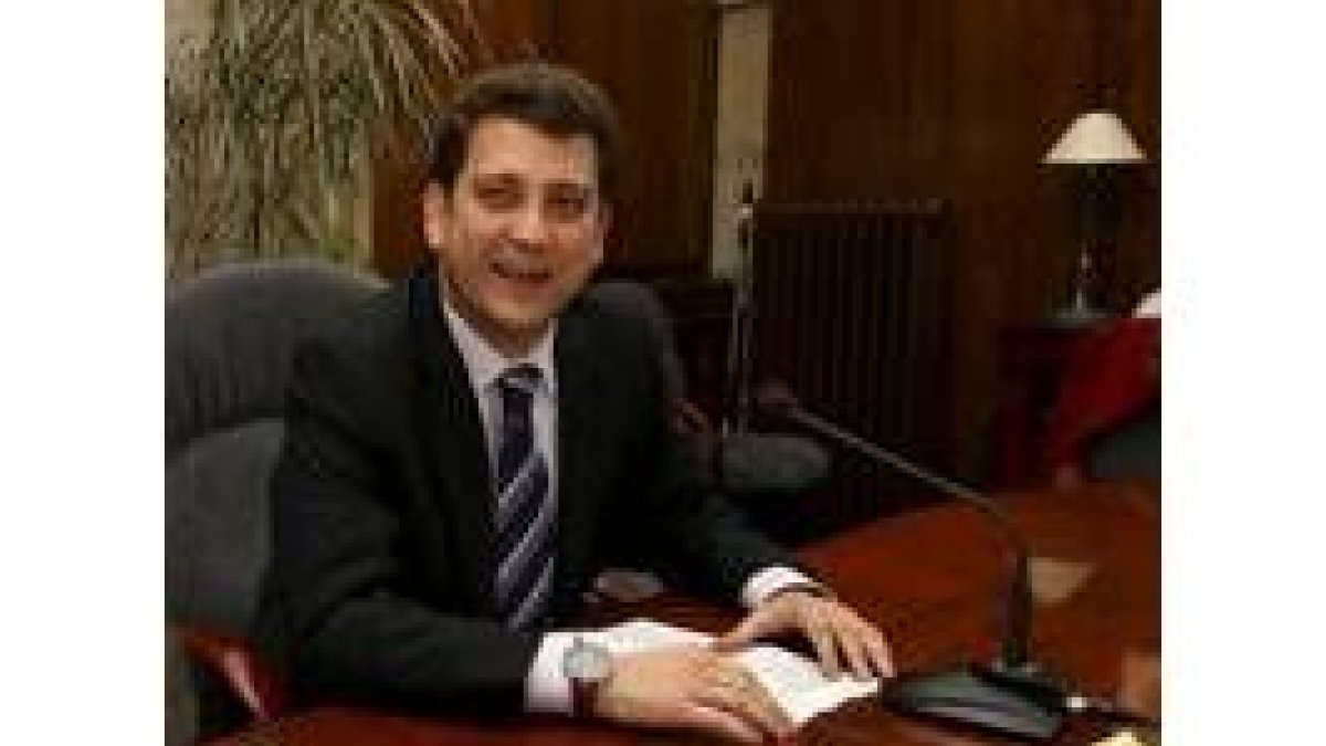 El alcalde de Ponferrada, López Riesco, ayer en la ruenda de prensa