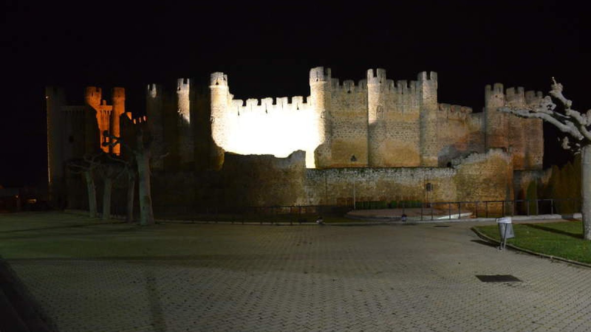 Imagen nocturna del castillo de Valencia de Don Juan. MEDINA