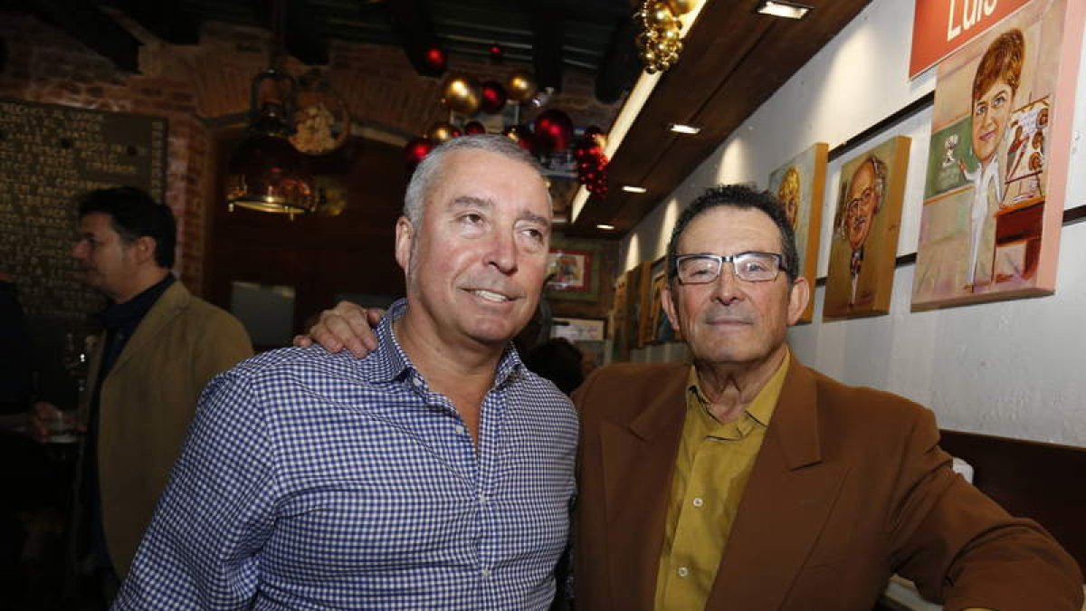 Varios personajes ilustres de León como Pedro Trapiello y Javier Fernández acompañaron ayer a Zotes en la inauguración.