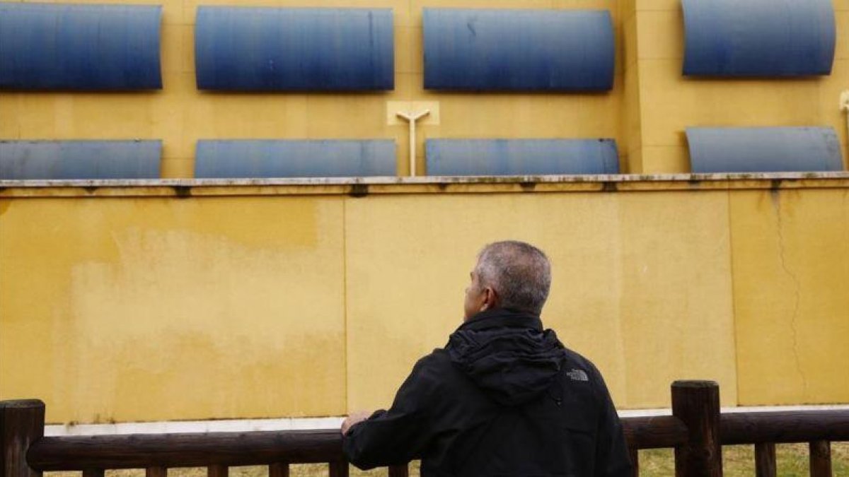 Wilson Sánchez, ecuatoriano de 49 años, en la verja del CIE de Aluche, donde permaneció 14 días en el 2004.