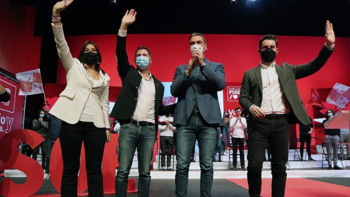 Pedro Sánchez entre Tudanca, Sánchez y Antidio Fagúndez. MARIAM A. MONTESINOS