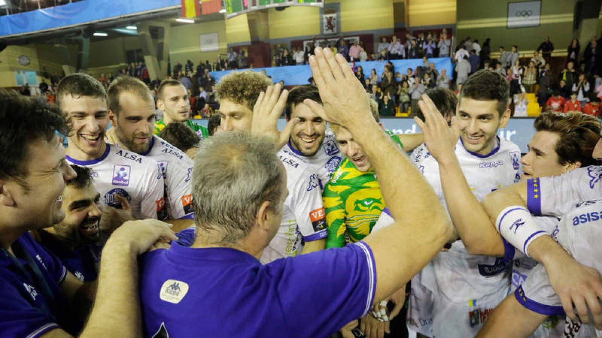 El técnico Rafa Guijosa, muy feliz al final por la victoria, felicita en el centro de la cancha a su plantilla por el gran esfuerzo ante el Bucaresti. SECUNDINO PÉREZ