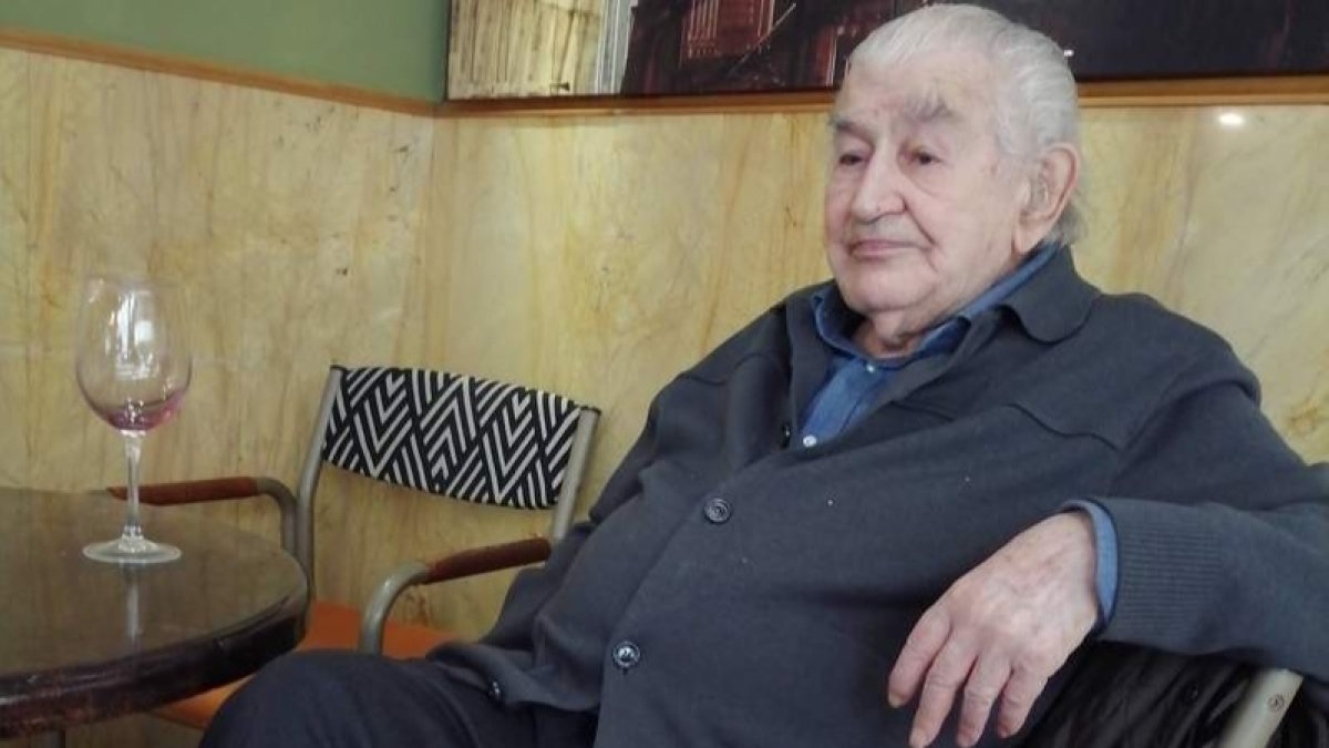 Antonio Gamoneda, fotografiado ayer, de actualidad por los 30 años de ‘Libro del frío’. P. RODRÍGUEZ