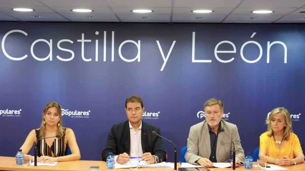 Francisco Vázquez y Ángel Ibáñez ayer, en la constitución del Comité de Campaña del PP. MIRIAM CHACÓN