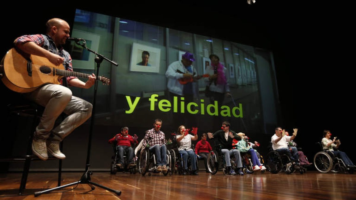 Un momento de la actuación de personas con discapacidad del CRE de San Andrés en el Auditorio Ciudad de León.