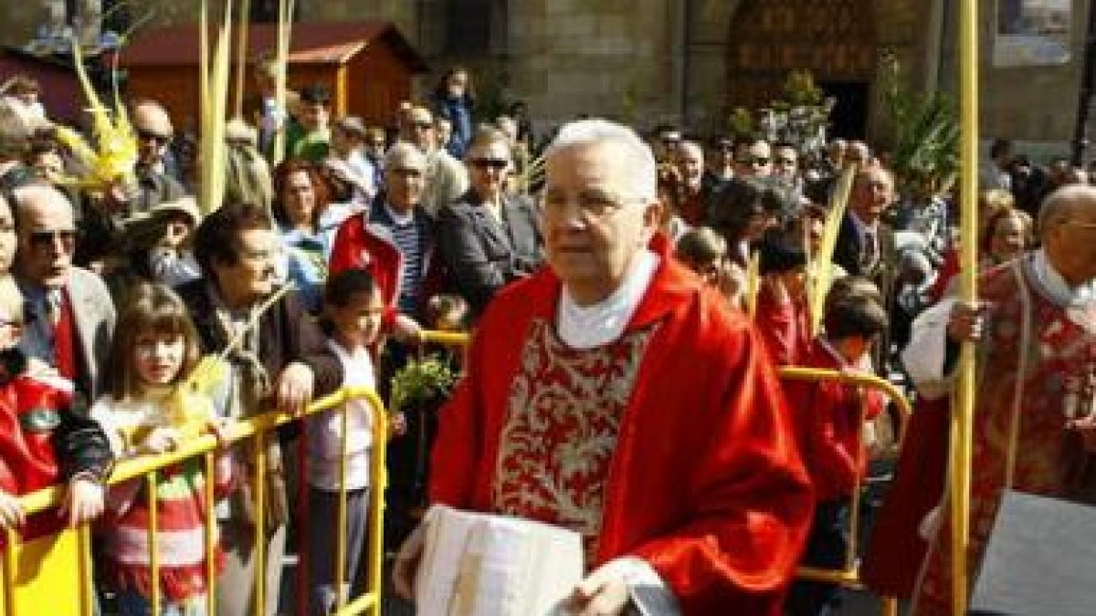 Monseñor Julián López, en el último Domingo de Ramos celebrado en León