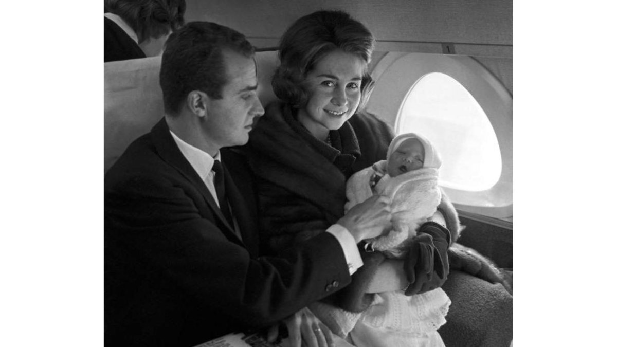 Los reyes con la infanta Elena en un avión.