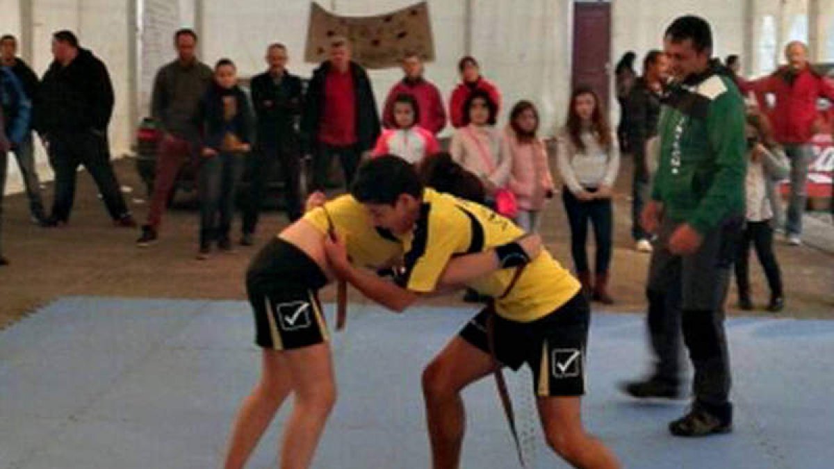 Un momento de la exhibición de lucha en Oseja de Sajambre.