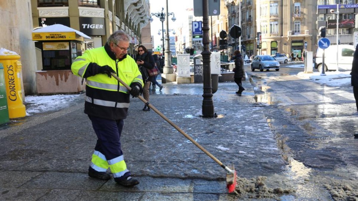 Un trabajador del servicio de limpieza adecenta las calles.