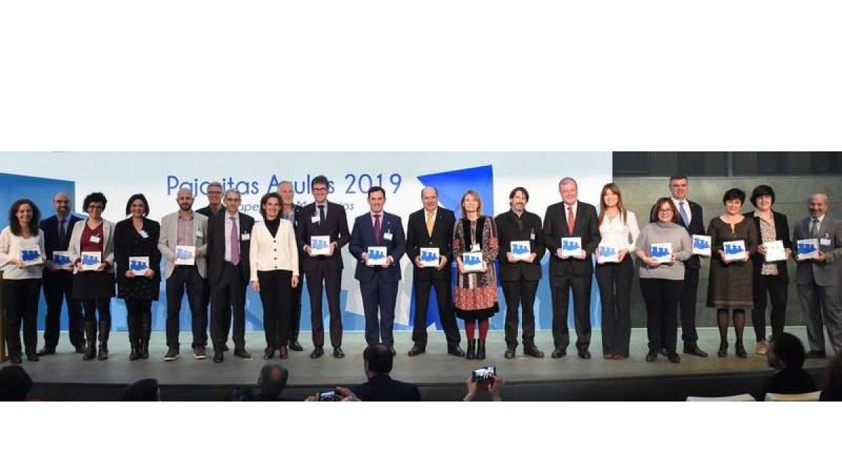 Silván, séptimo por la derecha, y el resto de representantes de los ayuntamientos reconocidos por Aspapel, ayer junto a la ministra de Transición Ecológica. DL