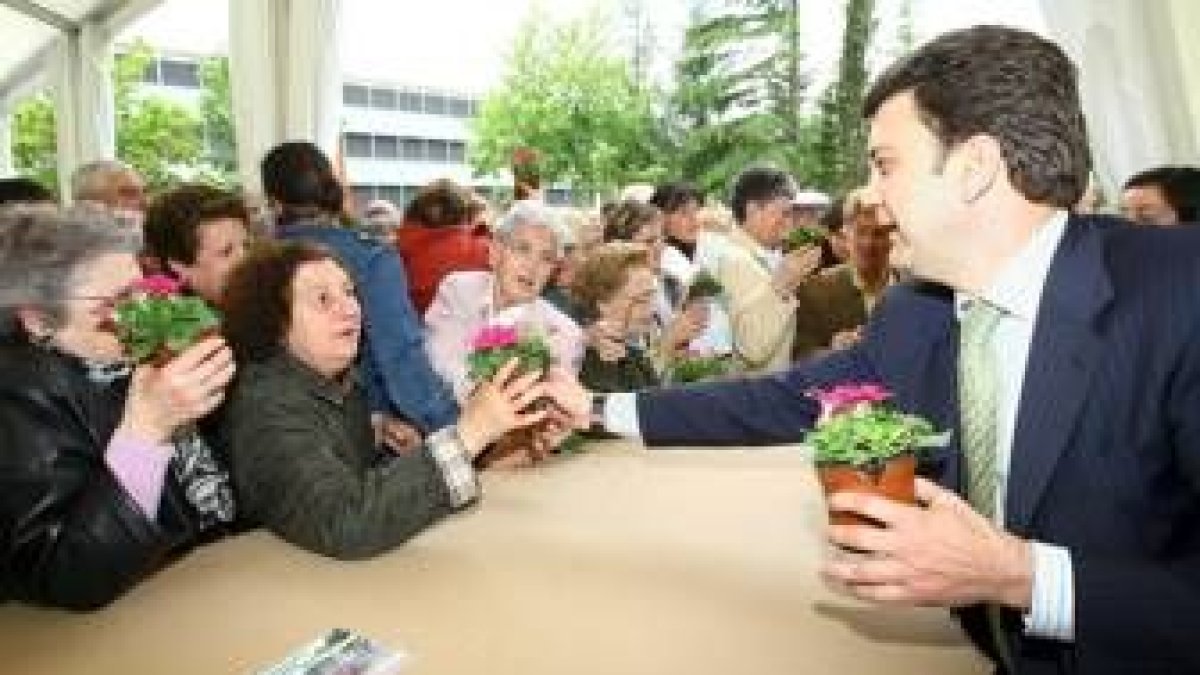 El alcalde de Ponferrada, Carlos López Riesco, repartió plantas durante la inauguración del parque