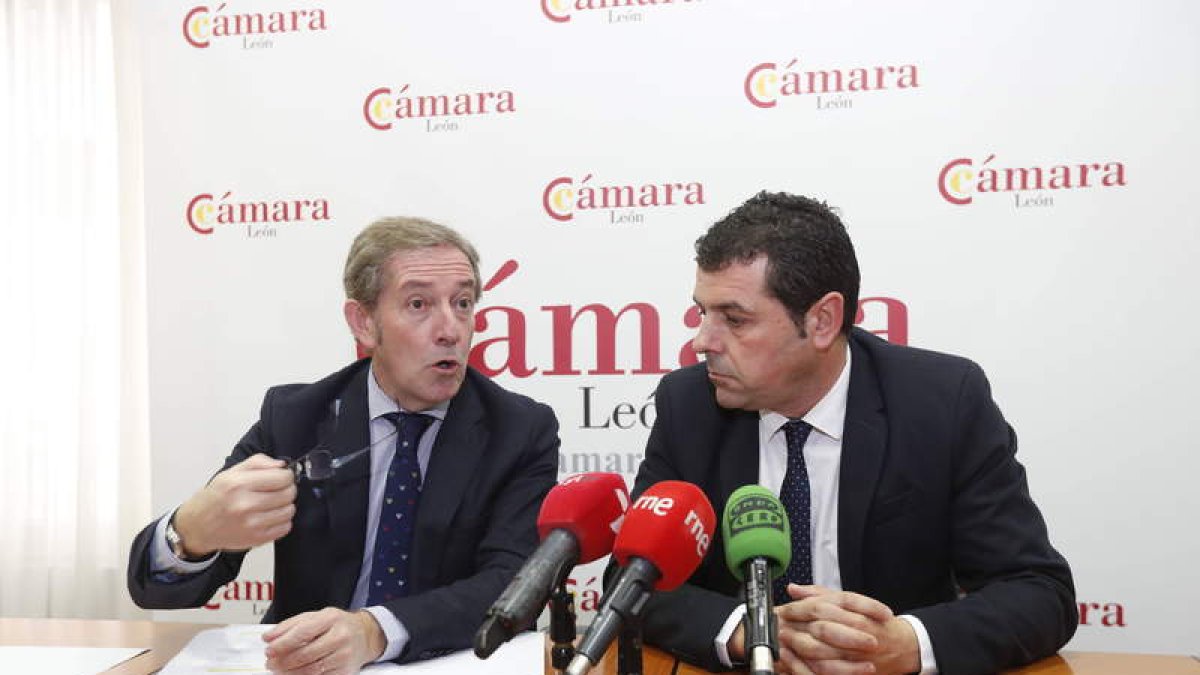 Vega, presidente de la Cámara de León y Morán, vicepresidente, presentaron la iniciativa. JESÚS F. SALVADORES