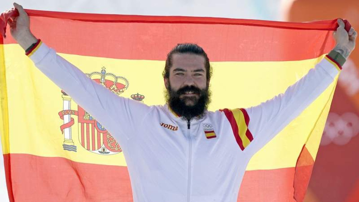 El español Regino Hernández celebra la medalla de bronce. S. ILNITSKY