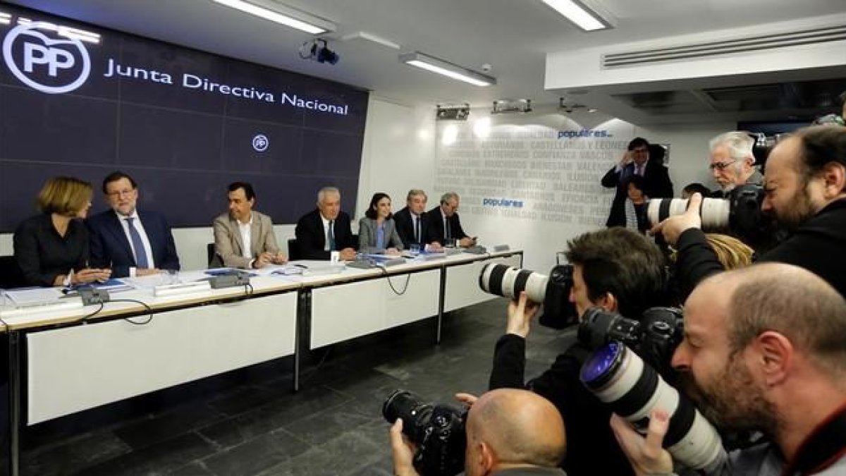 El líder del PP, Mariano Rajoy, y otros dirigentes del partido en la junta directiva nacional, el pasado lunes.