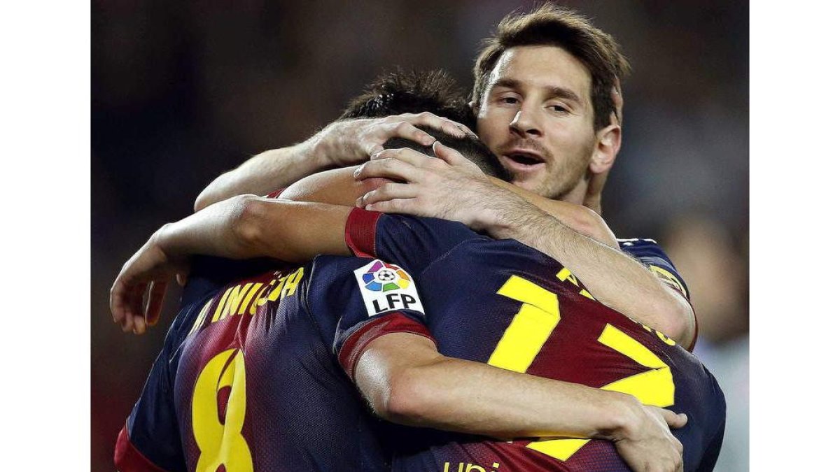 Leo Messi y Andrés Iniesta celebran el segundo gol de su equipo frente al Celta, obra de Villa.