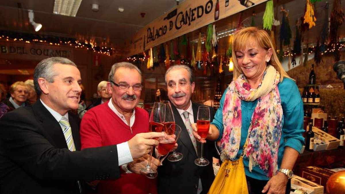 Emilio Gutiérrez, José Luis Prada, Manuel Orellana e Isabel Carrasco, ayer, brindando con un ‘Xamprada’.