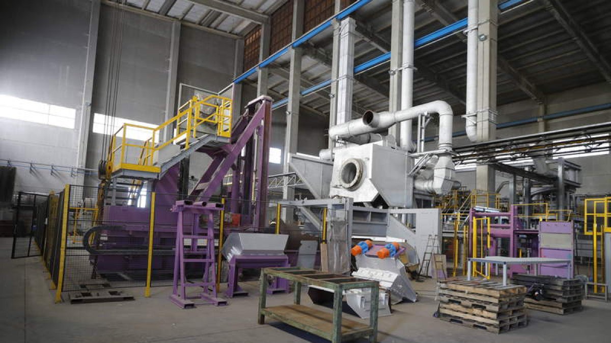 Interior de la factoría que Latem acondiciona en el polígono de Villadangos. RAMIRO