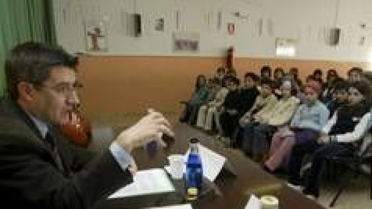 El alcalde durante la charla con los niños de Puente Castro