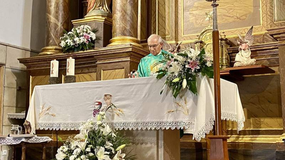 El párroco de la localidad, celebrando la eucaristía. DL