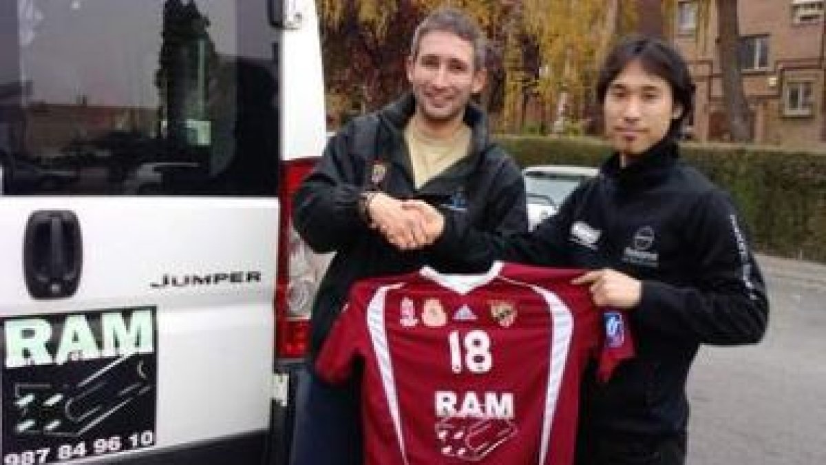 Ryuji Suzuki, a la derecha, con Pedro Flórez, gerente del Obras y Estructuras Ram.