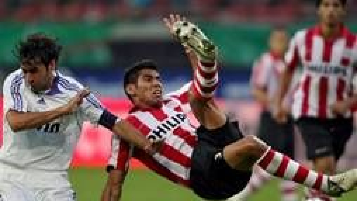 El mexicano Carlos Salcido (d) del PSV lucha por el balón con Raúl