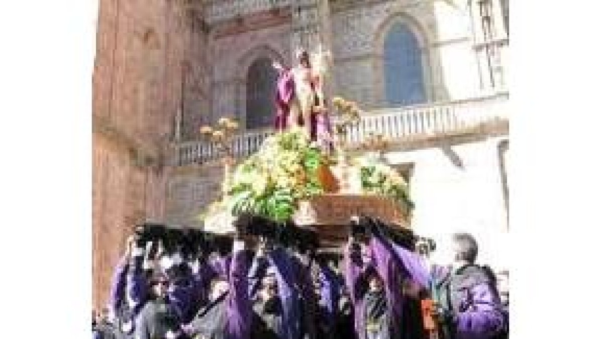 Los braceros alzan el paso sobre sus cabezas para recibir a la Virgen