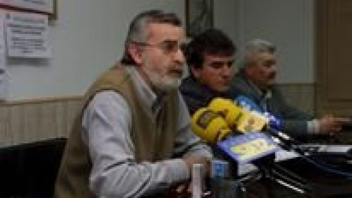El secretario comarcal de FSP-UGT, Jesús Carballo, en primer término, ayer en la sede del sindicato