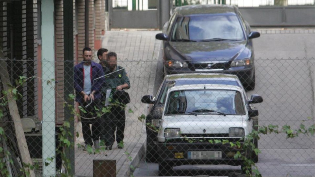 El detenido, esposado, pasó a primera hora de la tarde a disposición judicial en el Palacio de Justicia de Ponferrada