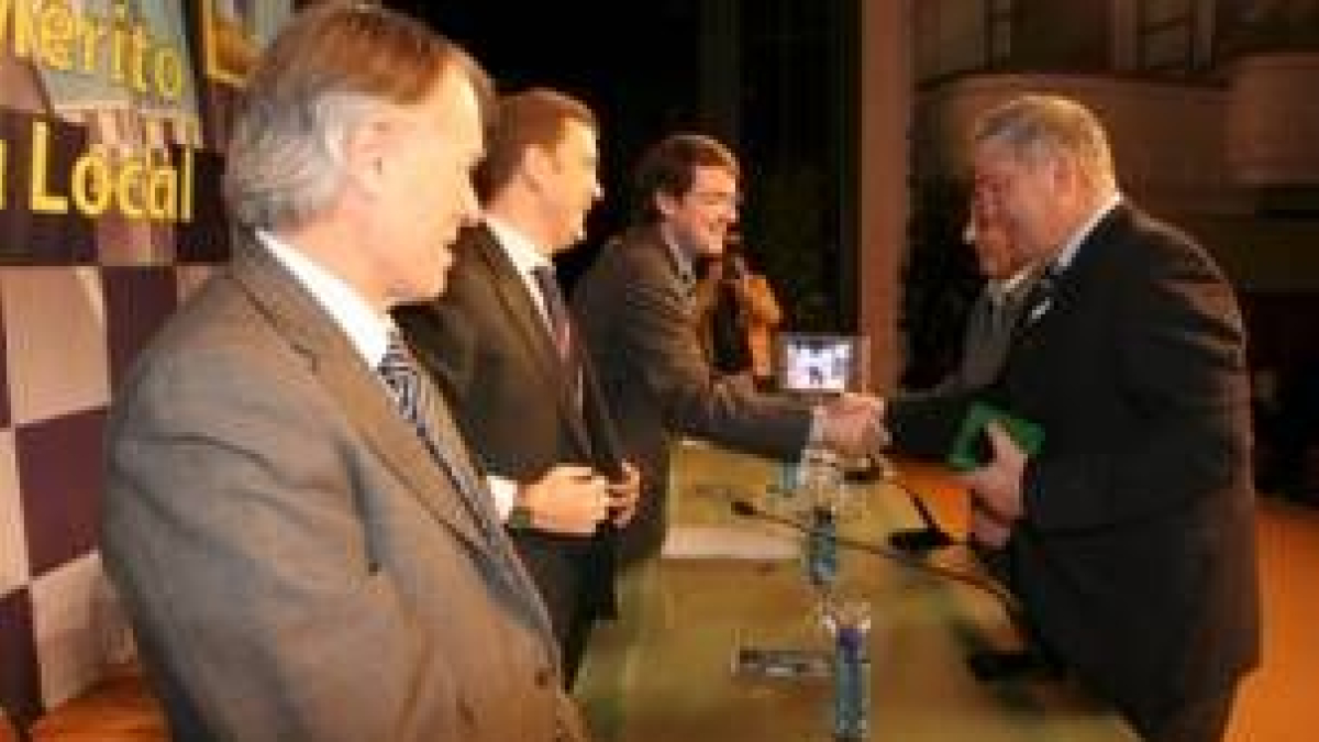 Álvarez, Riesco y Mañueco, durante la entrega de distinciones