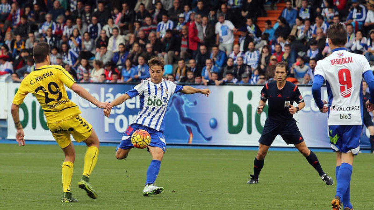 Gurdiel intenta controlar un balón en un lance del partido frente al Oviedo.