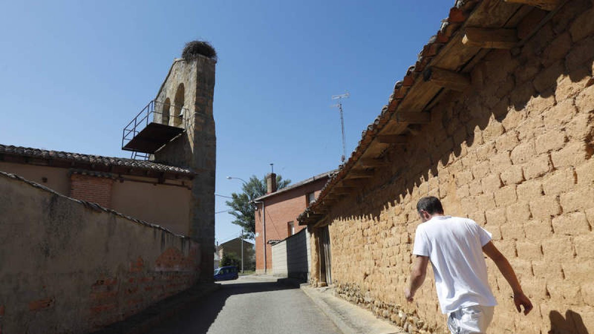 Francisco Berenguer camina hacia la iglesia del pueblo, donde instalarán la antena para el wifi en una farola. JESÚS F. SALVADORES
