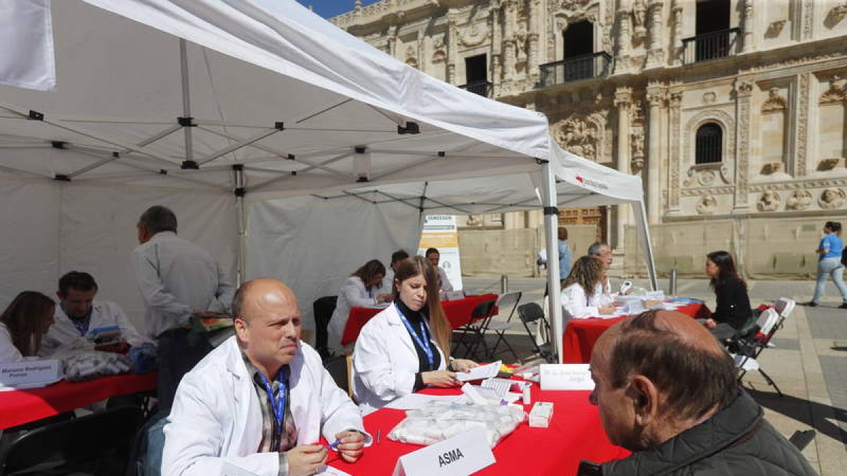 Los médicos de Semergen atienden a los leoneses en la plaza de San Marcos. JESÚS F. SALVADORES