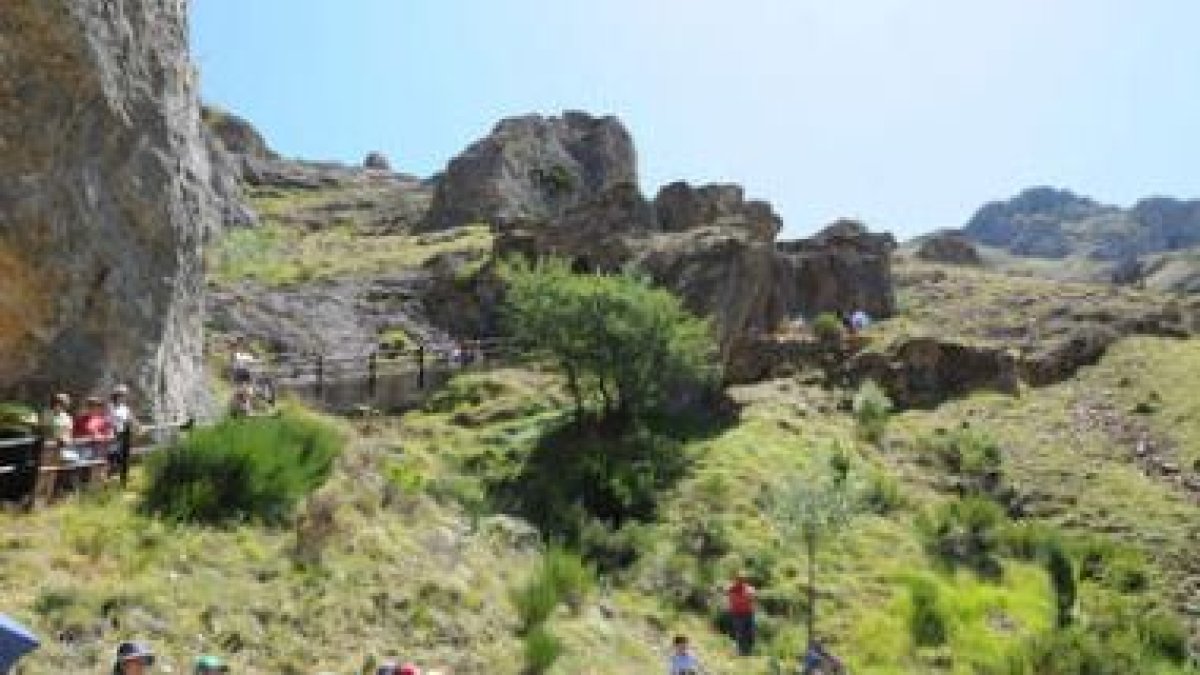 El impresionante paraje de Piedrasecha, con la ermita al fondo, se llenó de visitantes