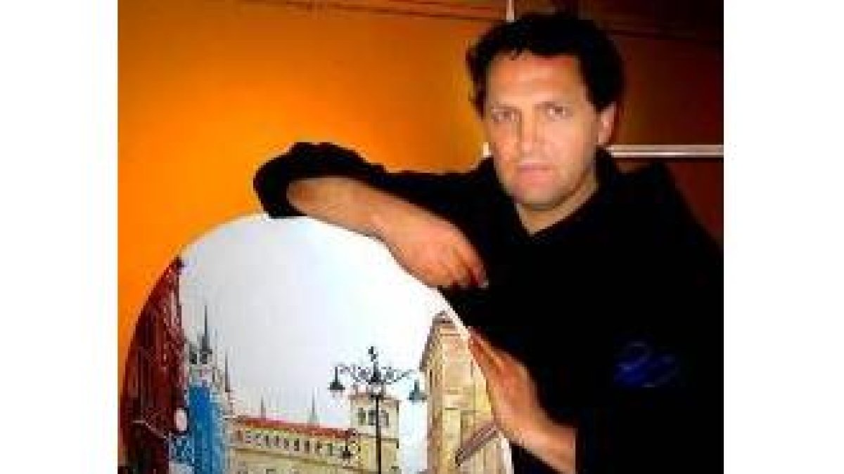 El artista leonés Vicente Soto junto a una de sus obras